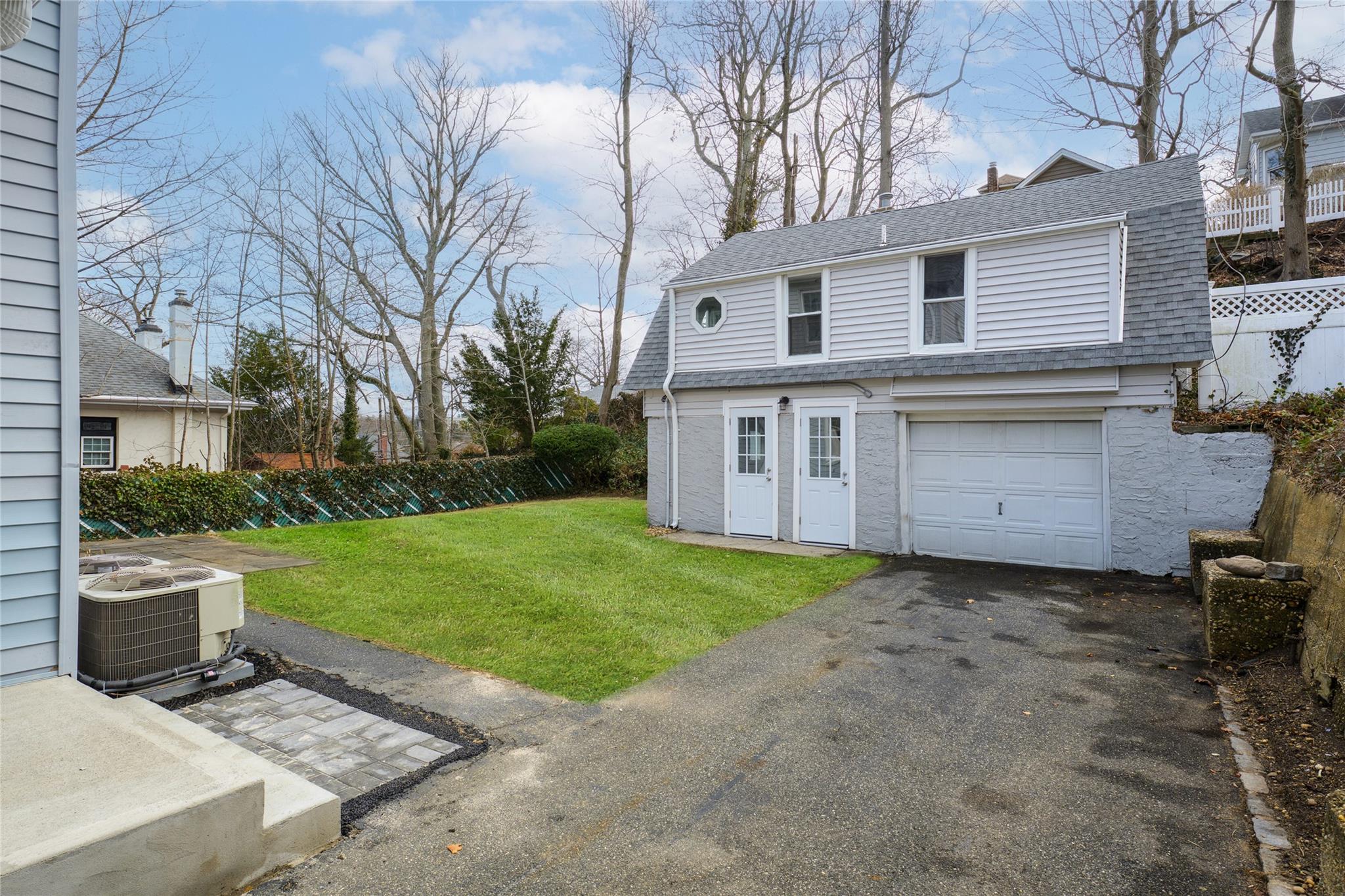 27 Locust Lane, Oyster Bay, NY 11771