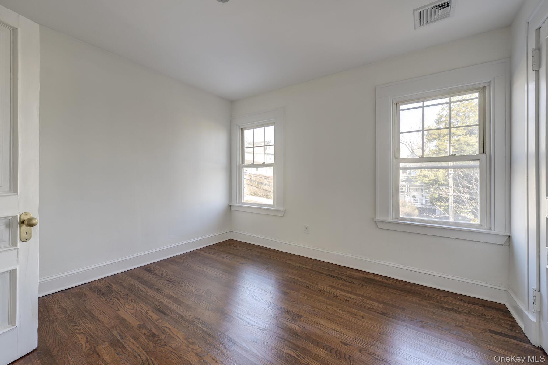 27 Locust Lane, Oyster Bay, NY 11771