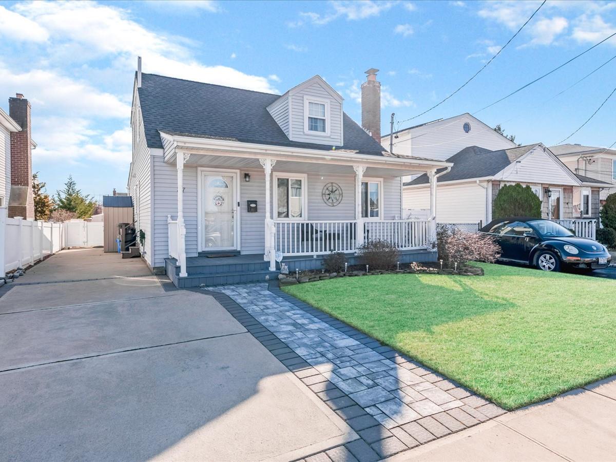 37 W Granada Avenue, Lindenhurst, NY 11757