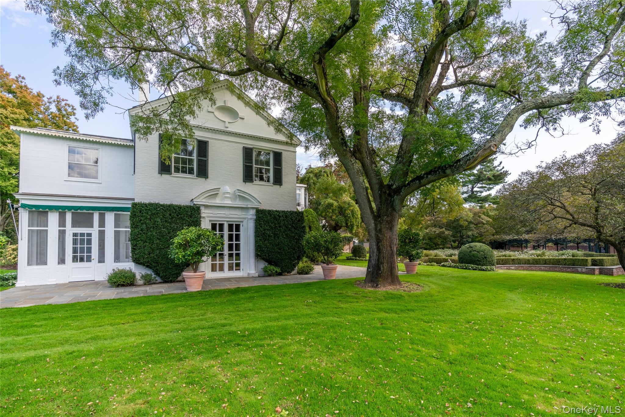 10 Lands End Road, Locust Valley, NY 11560