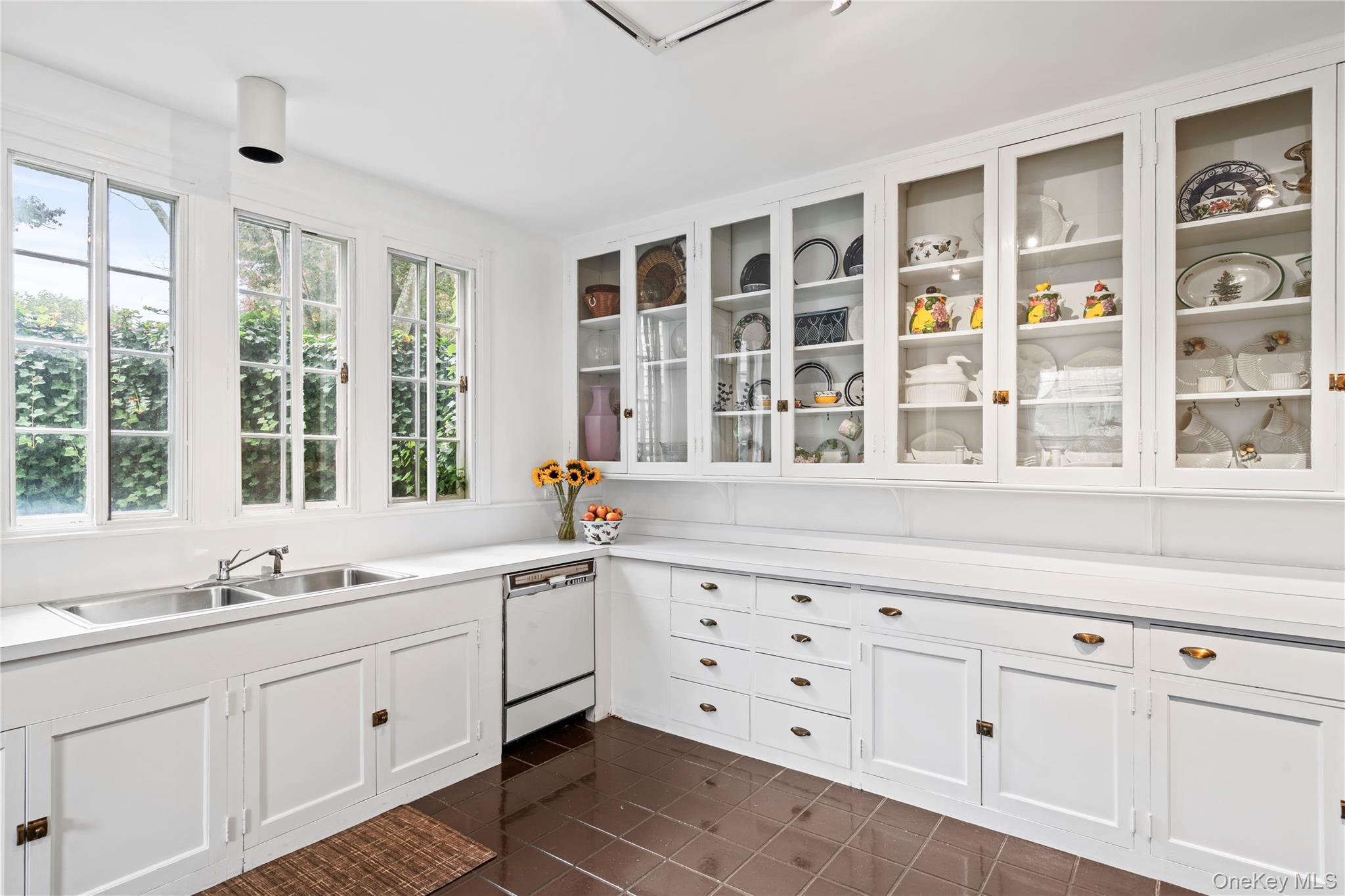 10 Lands End Road, Locust Valley, NY 11560