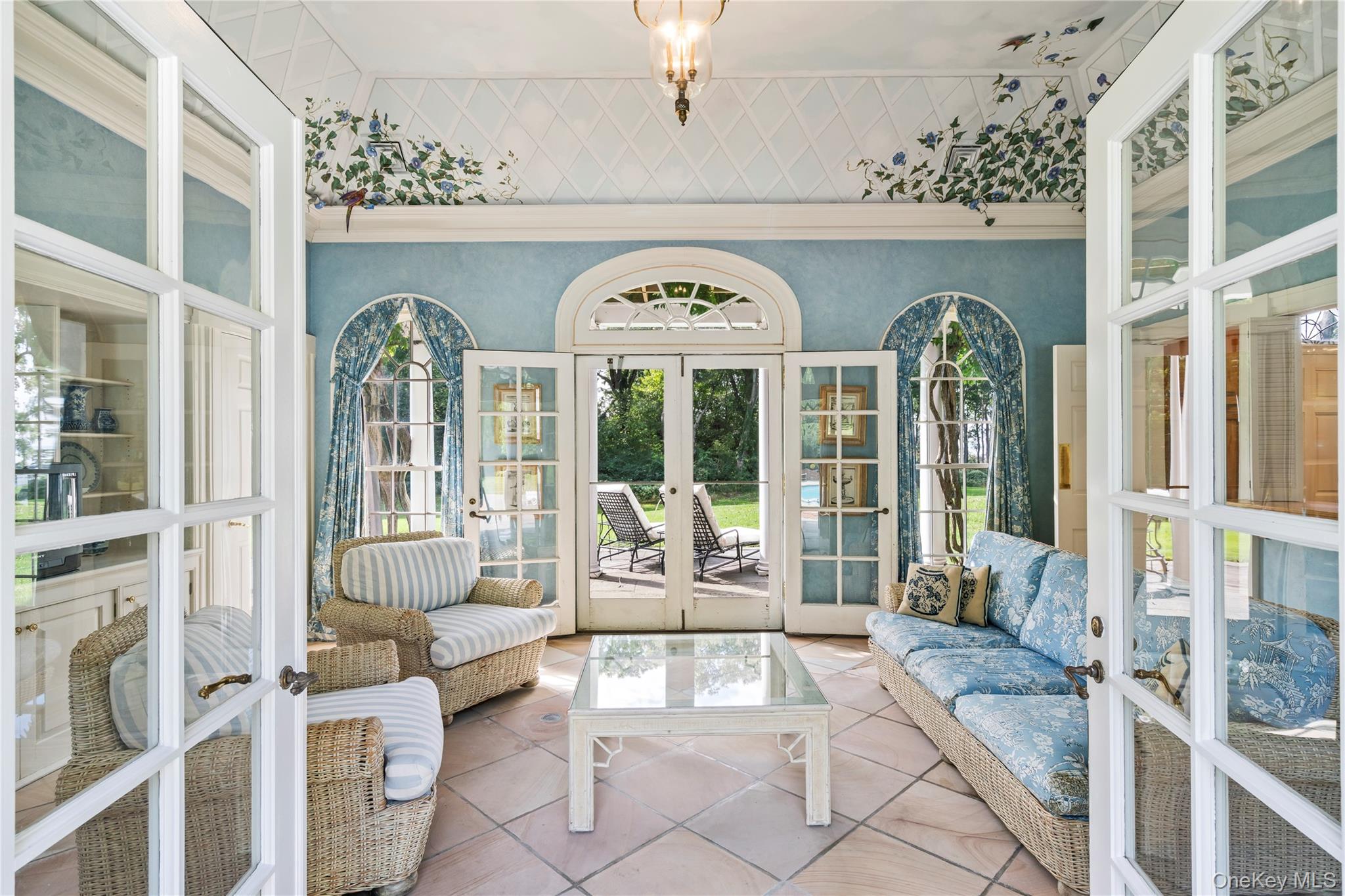 10 Lands End Road, Locust Valley, NY 11560