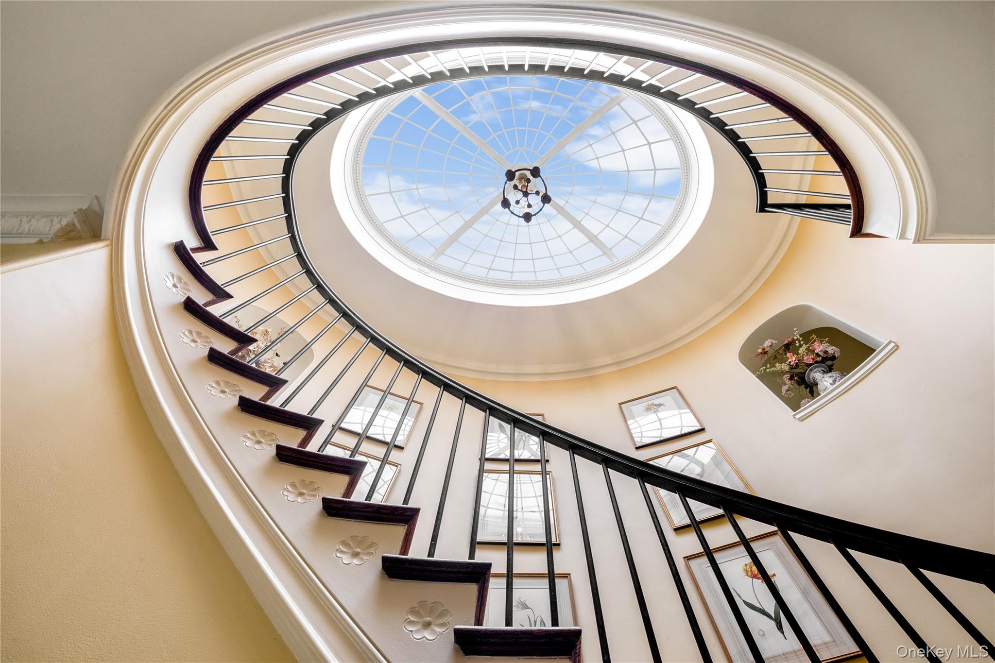 10 Lands End Road, Locust Valley, NY 11560