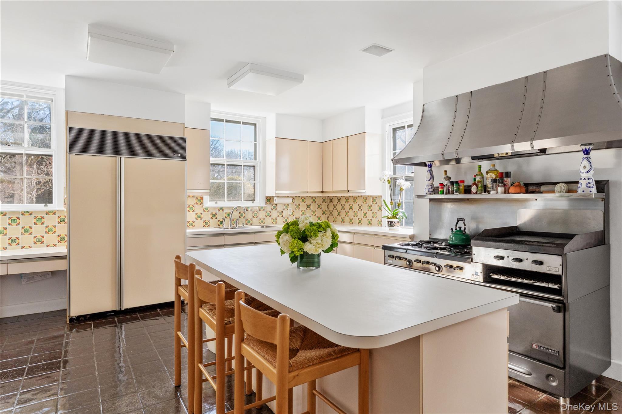 10 Lands End Road, Locust Valley, NY 11560