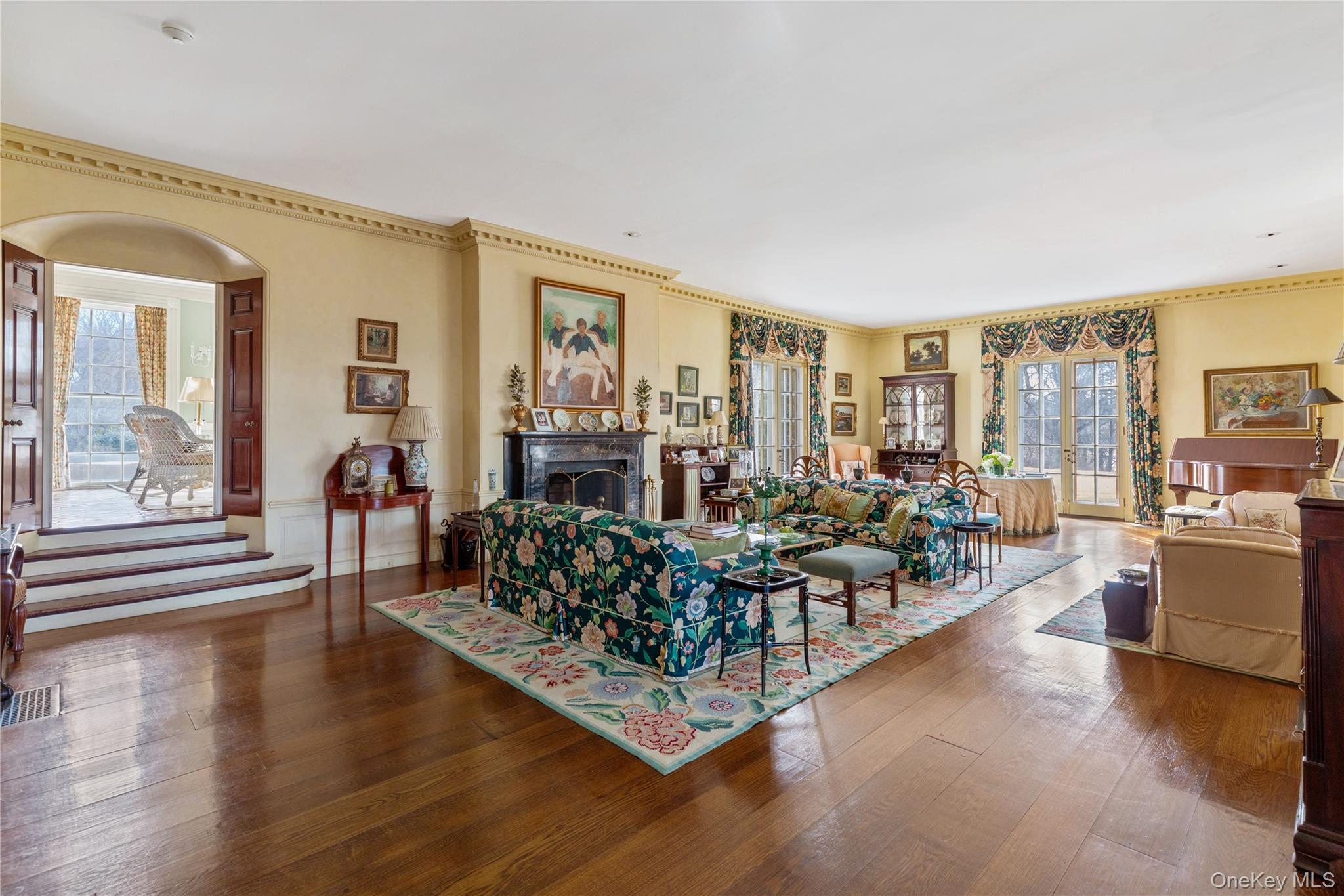 10 Lands End Road, Locust Valley, NY 11560