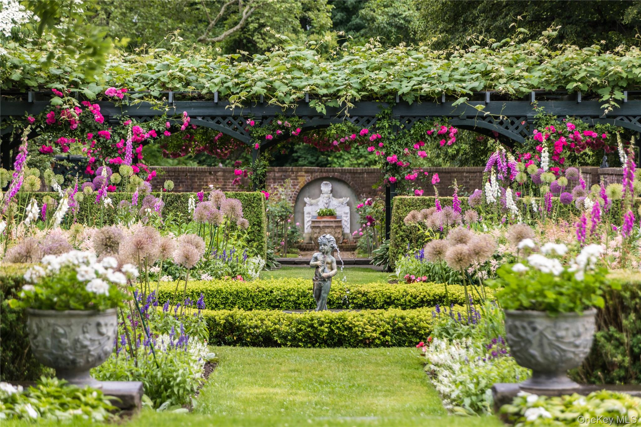 10 Lands End Road, Locust Valley, NY 11560