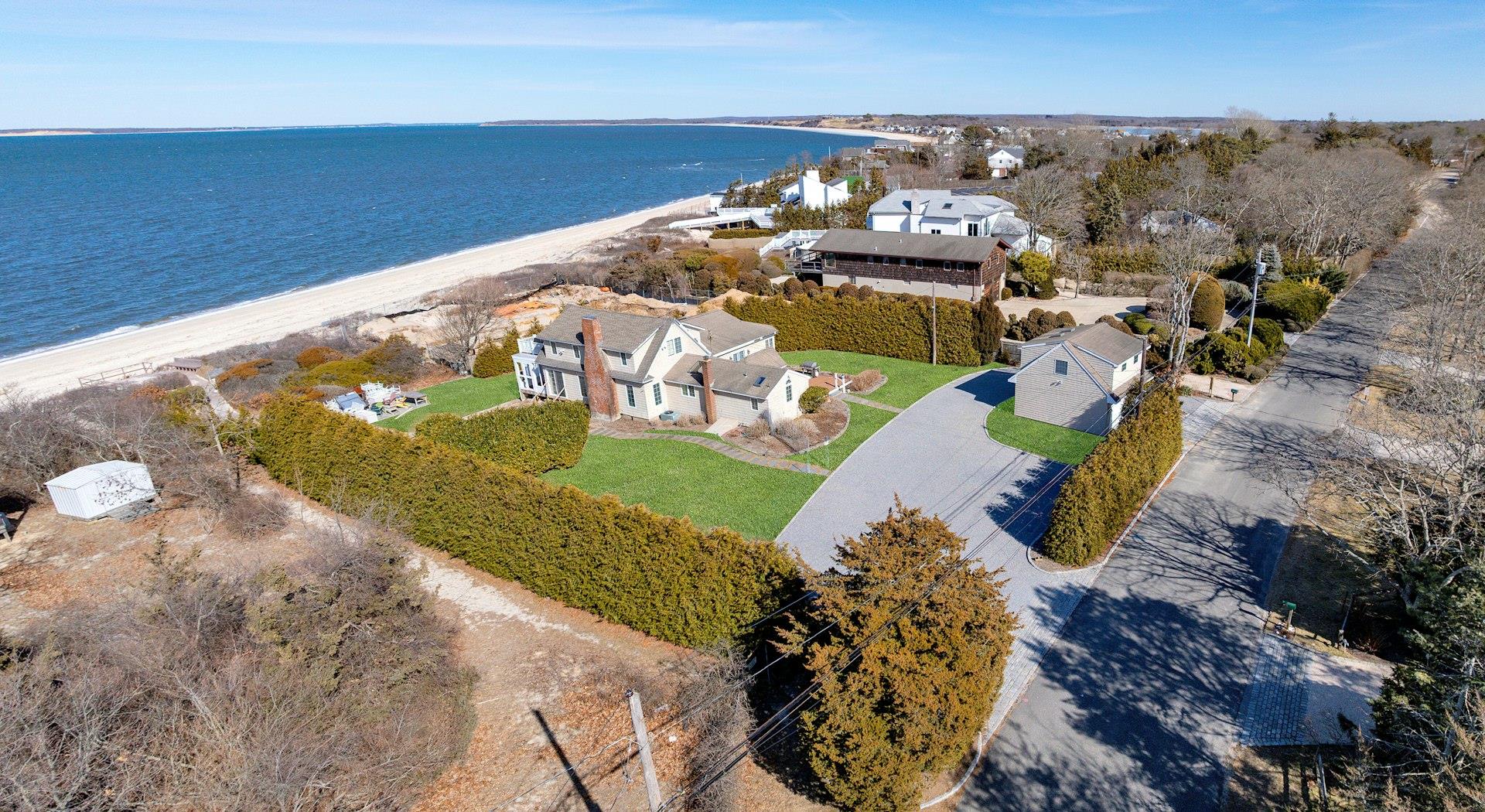 48 Oakhurst Road, Hampton Bays, NY 11946