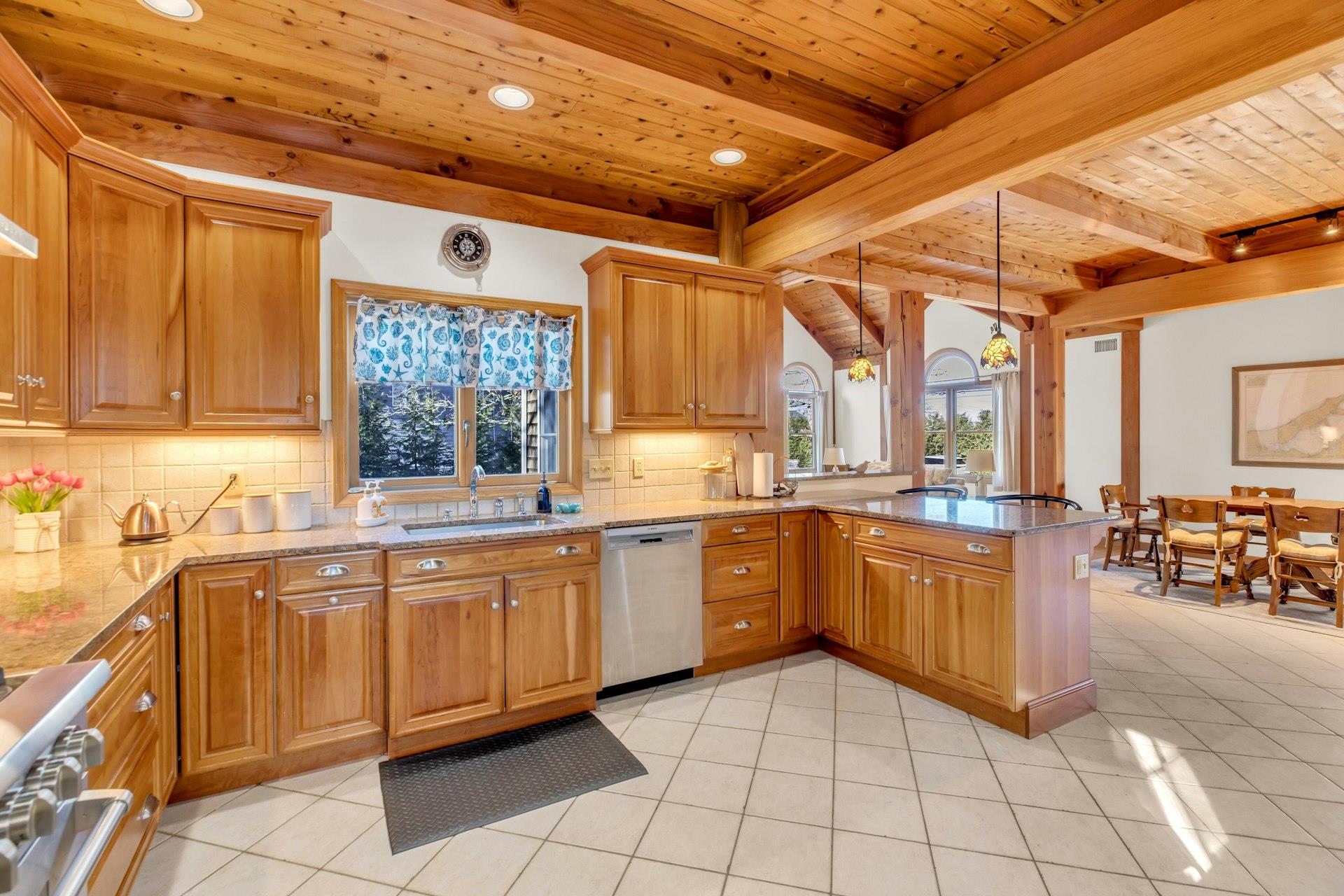 48 Oakhurst Road, Hampton Bays, NY 11946