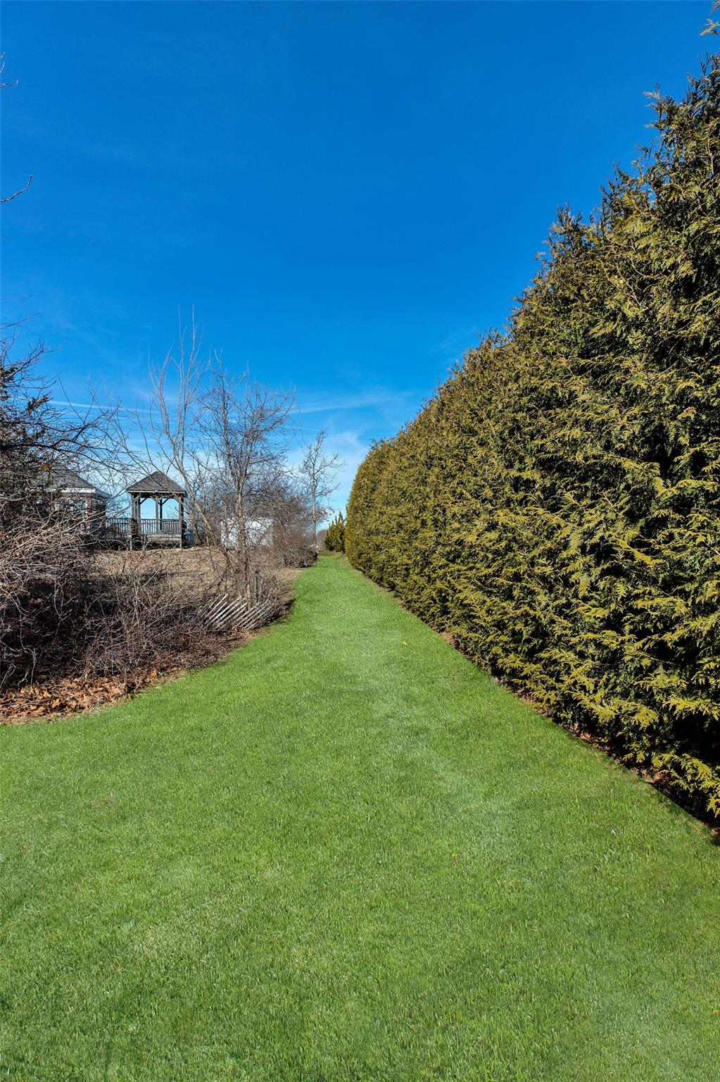 48 Oakhurst Road, Hampton Bays, NY 11946