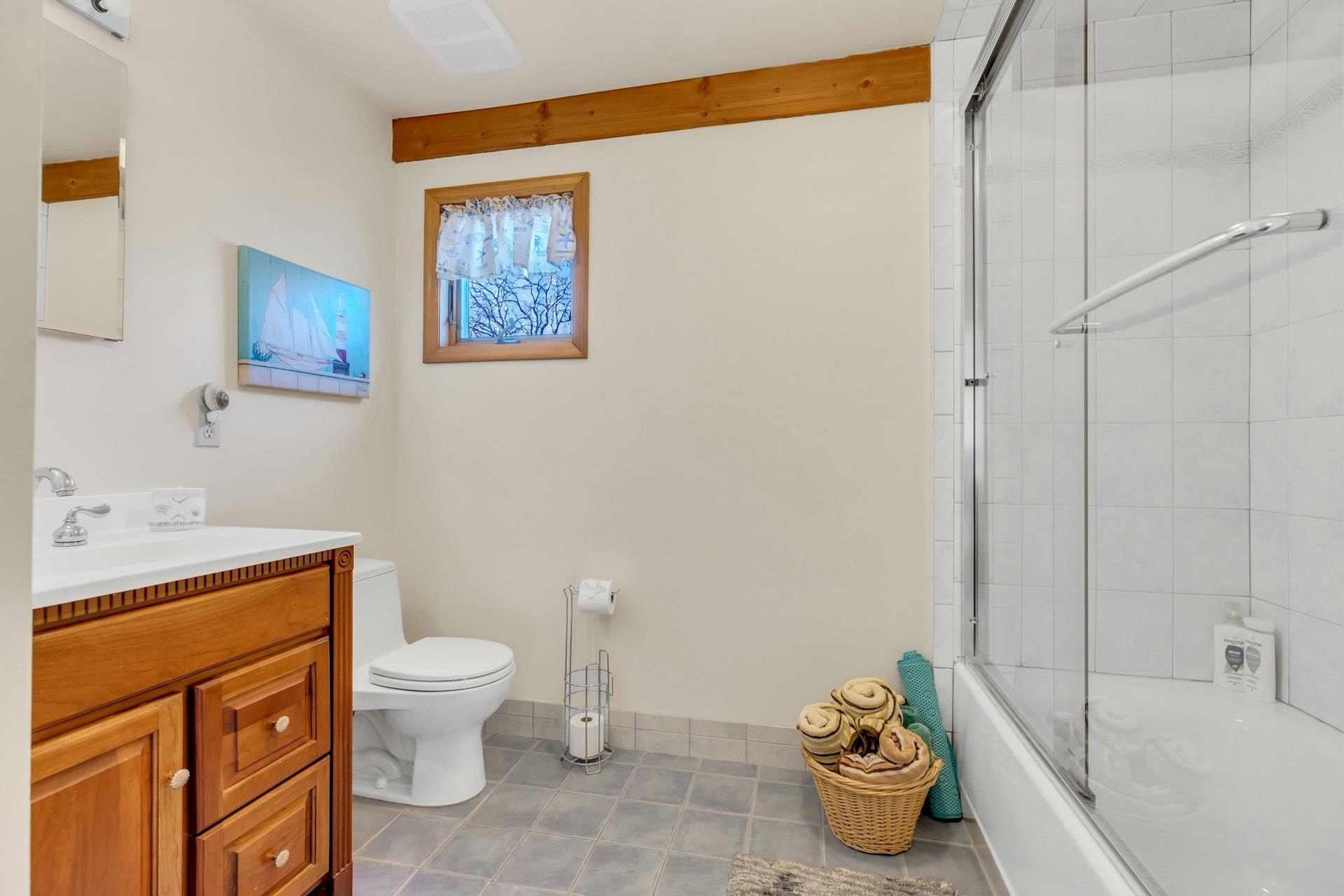 48 Oakhurst Road, Hampton Bays, NY 11946