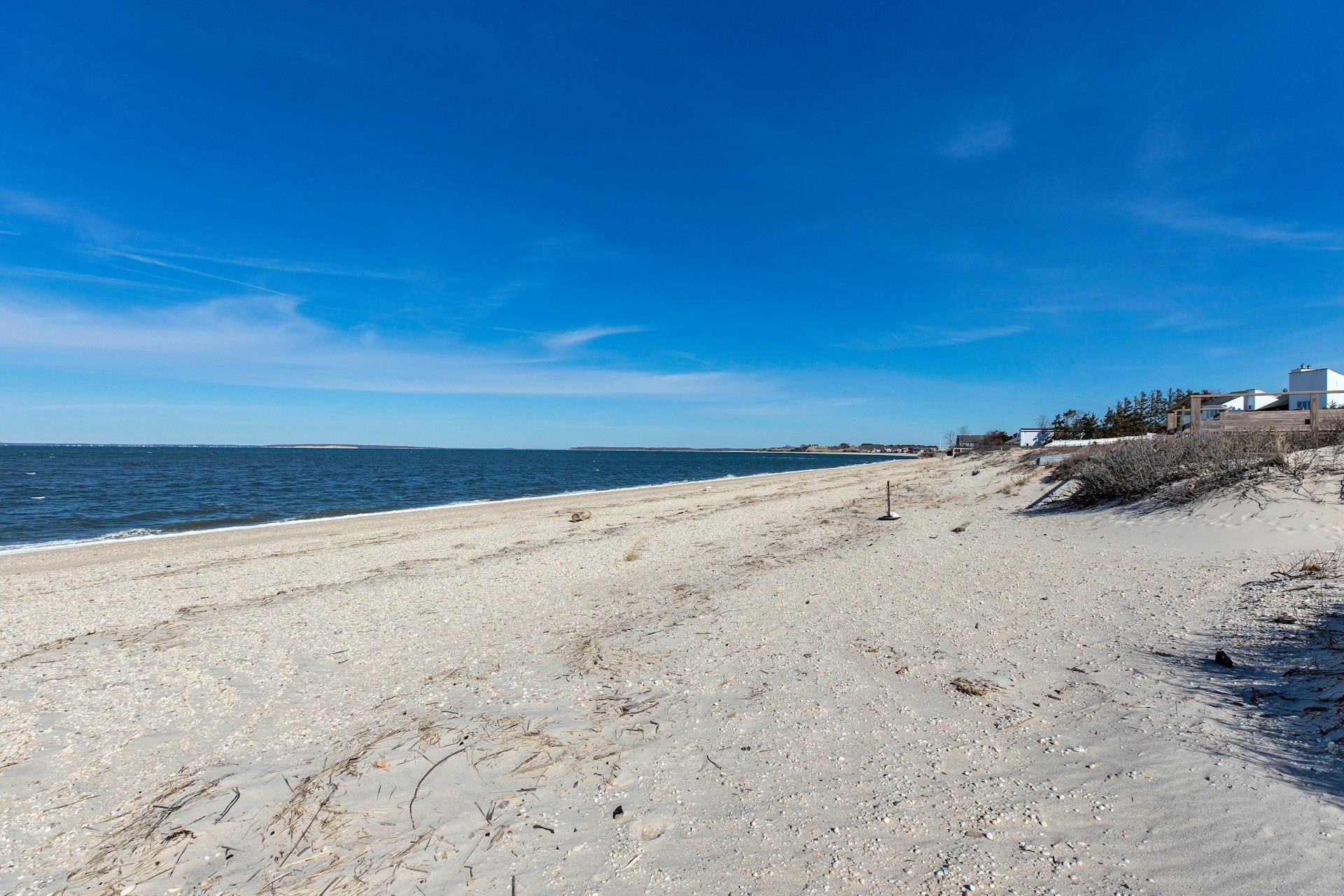 48 Oakhurst Road, Hampton Bays, NY 11946