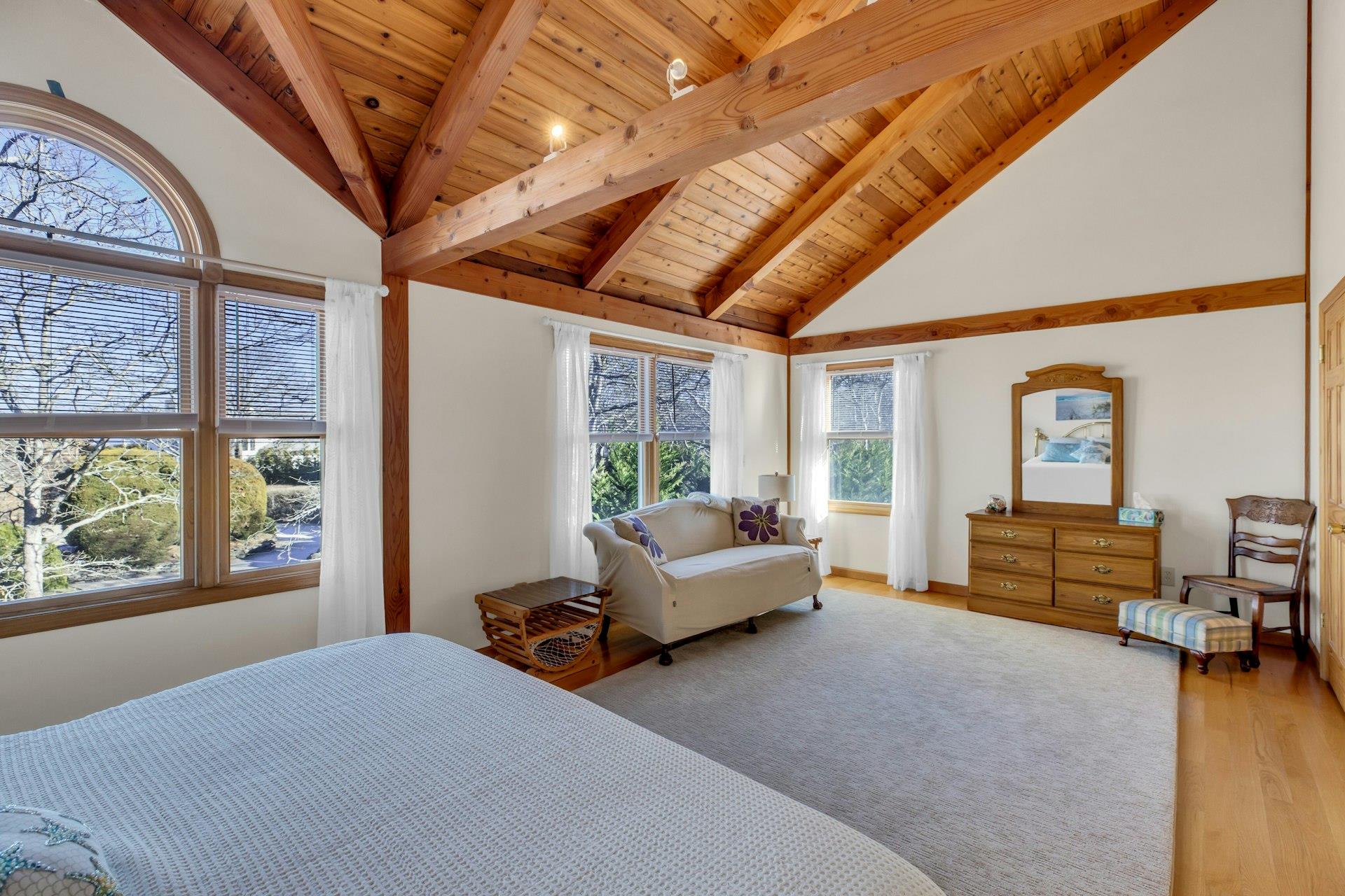 48 Oakhurst Road, Hampton Bays, NY 11946