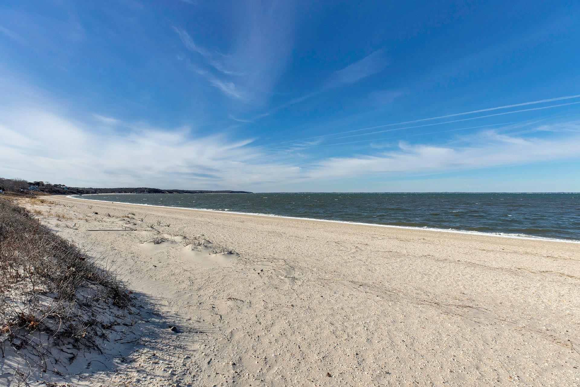 48 Oakhurst Road, Hampton Bays, NY 11946