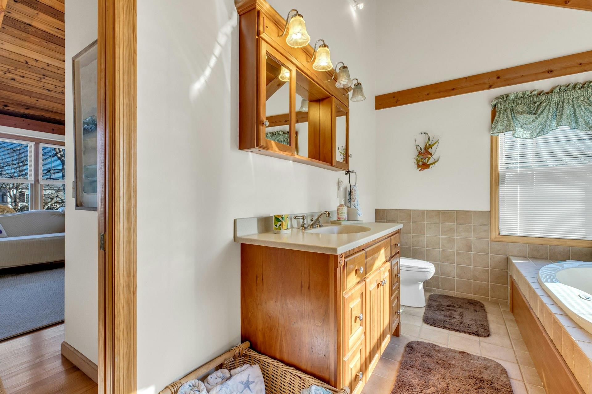 48 Oakhurst Road, Hampton Bays, NY 11946