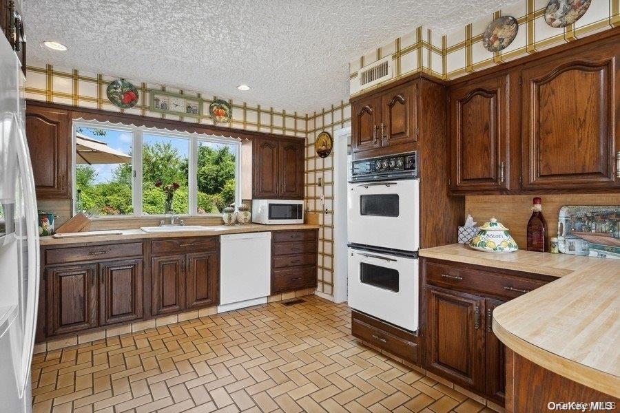 30 Thixton Drive, Hewlett Harbor, NY 11557