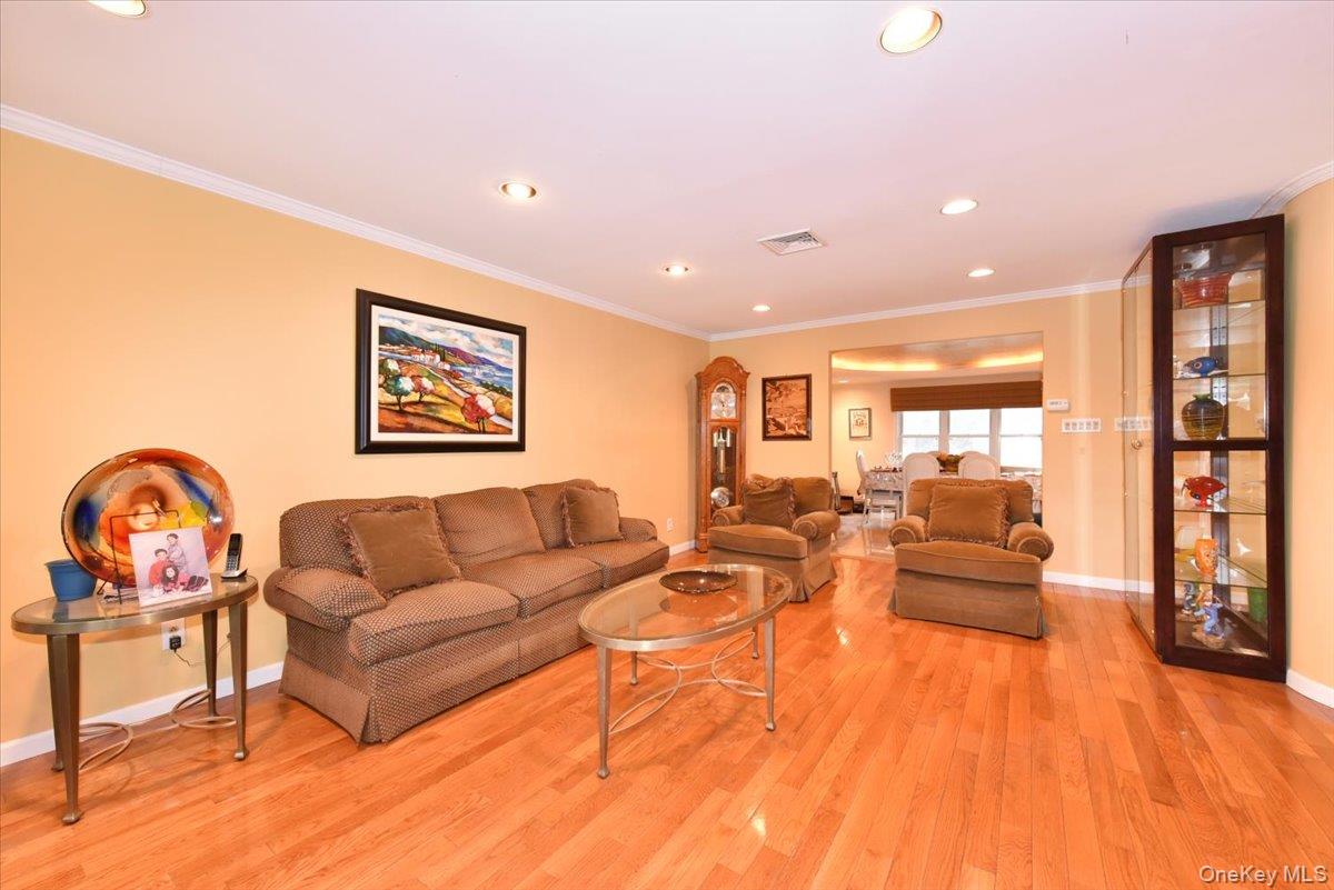 748 Sherwood Street, North Woodmere, NY 11581