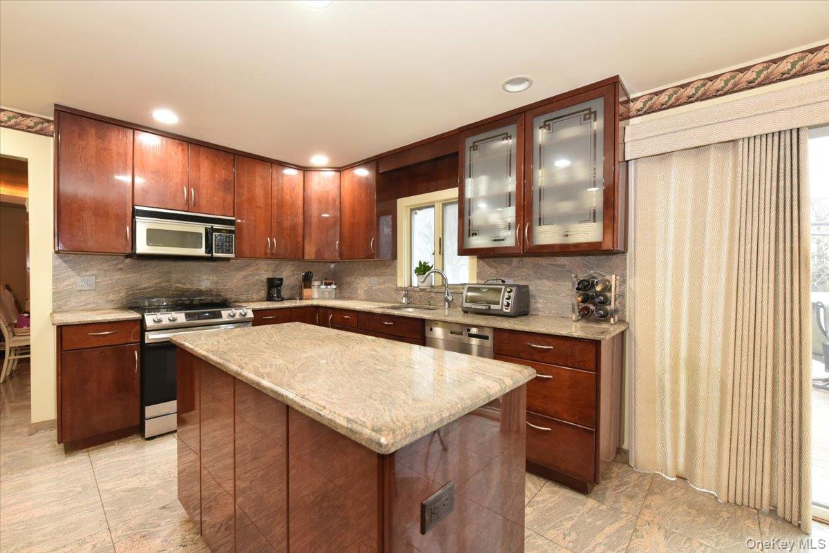 748 Sherwood Street, North Woodmere, NY 11581