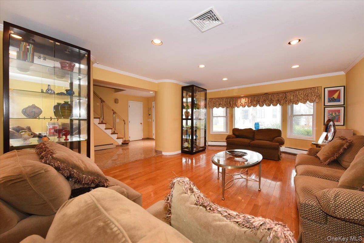 748 Sherwood Street, North Woodmere, NY 11581