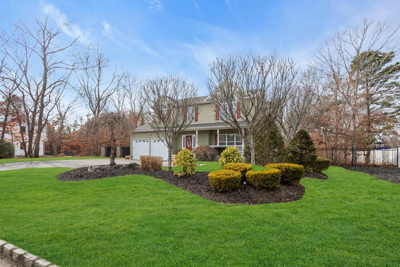 28 Williamsburg Way, Yaphank, NY 11980