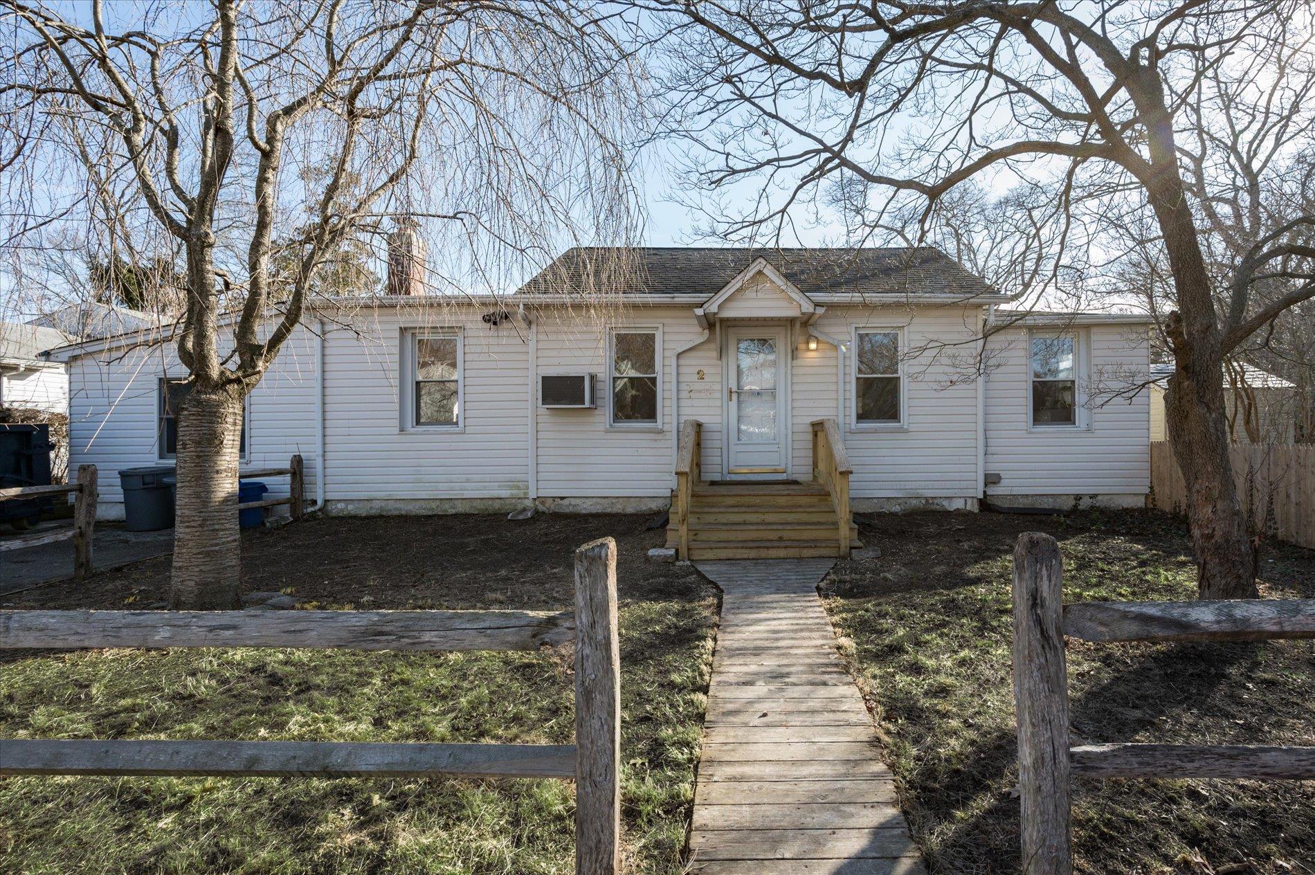 2 Beverly Avenue, Copiague, NY 11726