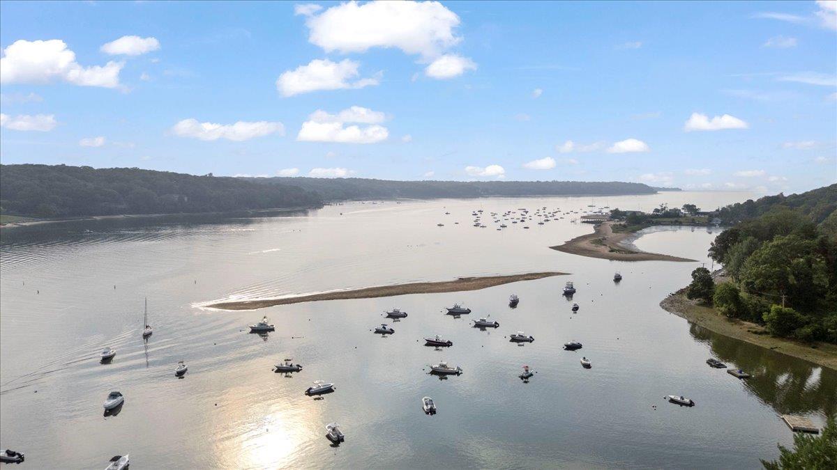 8 Fairway Place, Cold Spring Harbor, NY 11724