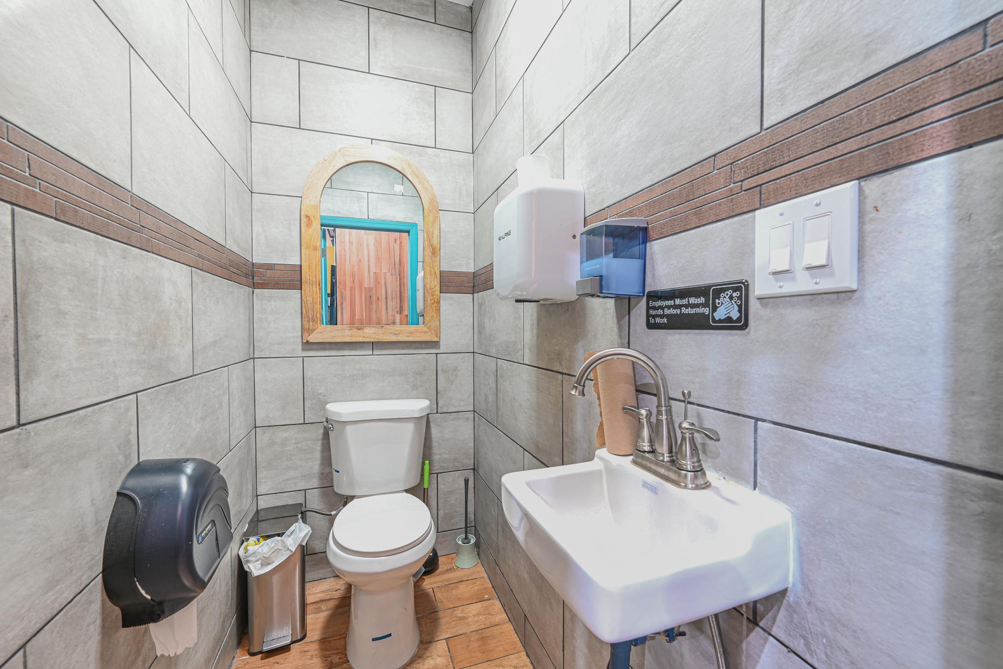 40-8 Hampton St, Elmhurst, NY 11373