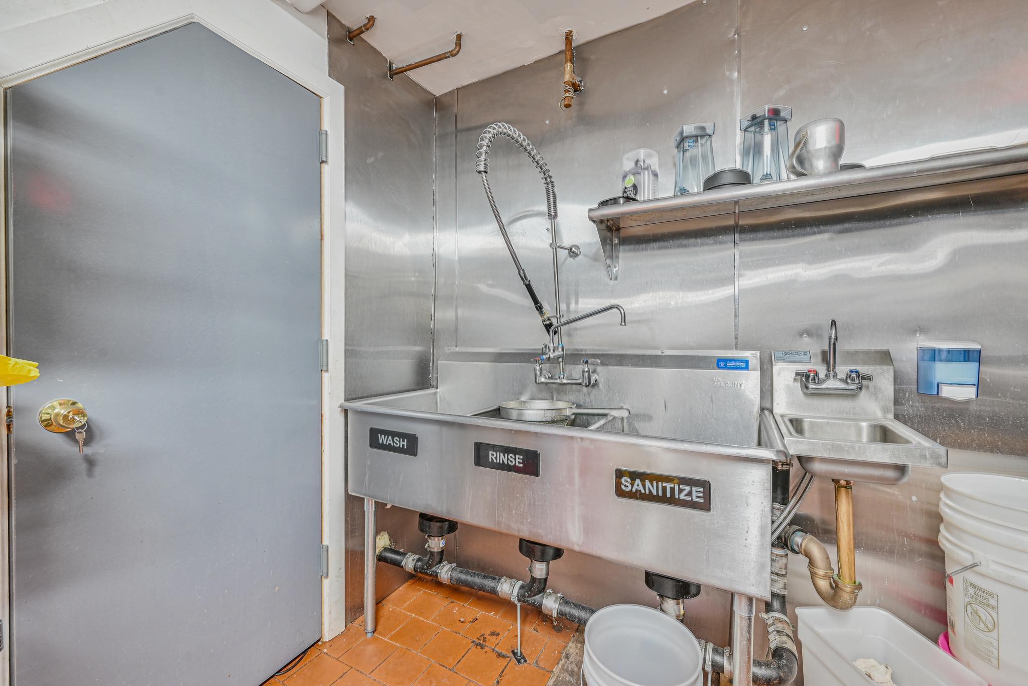40-8 Hampton St, Elmhurst, NY 11373