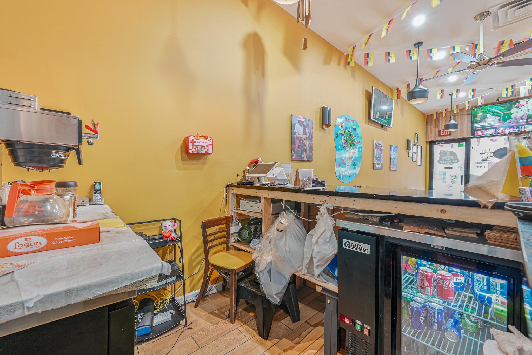 40-8 Hampton St, Elmhurst, NY 11373
