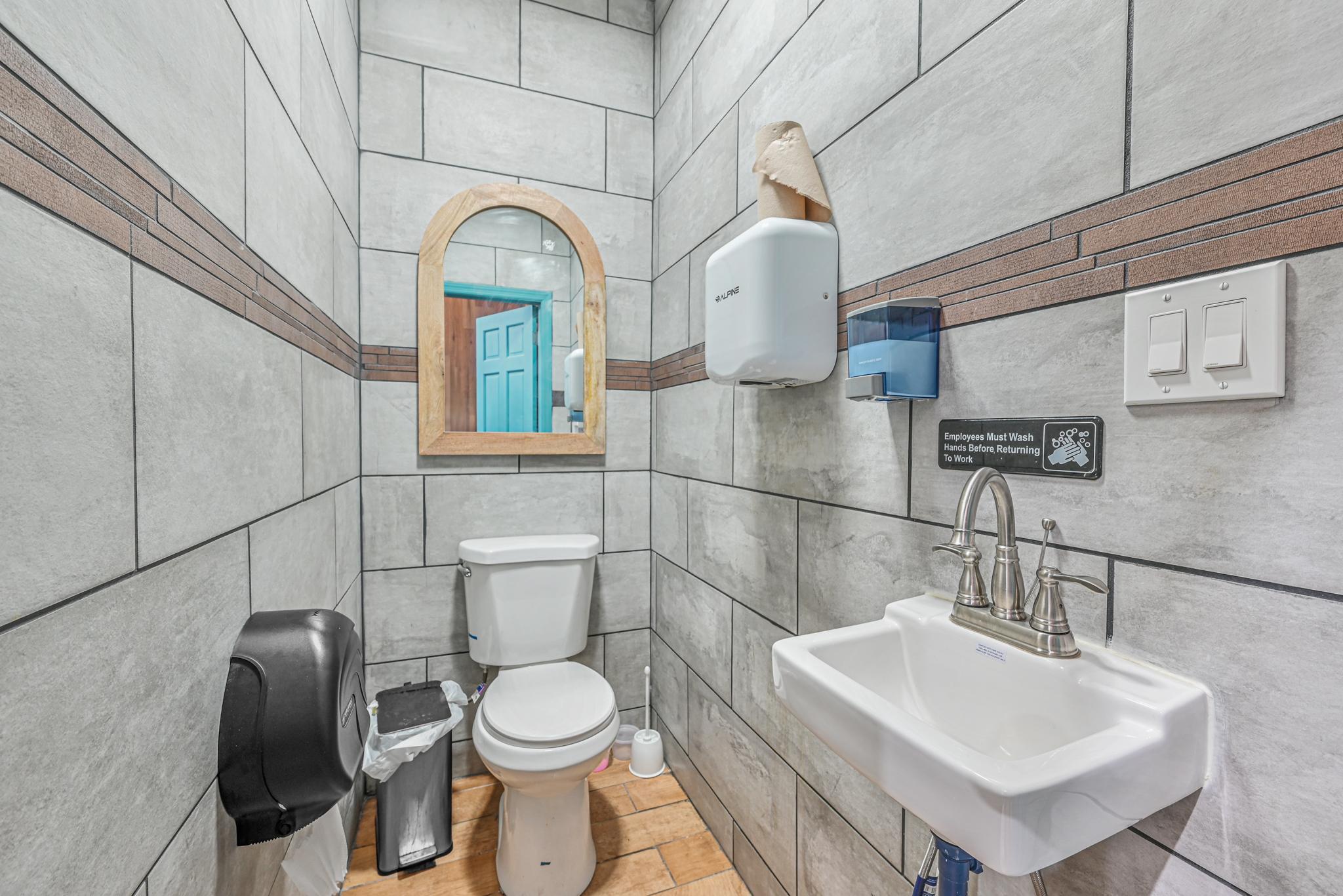40-8 Hampton St, Elmhurst, NY 11373