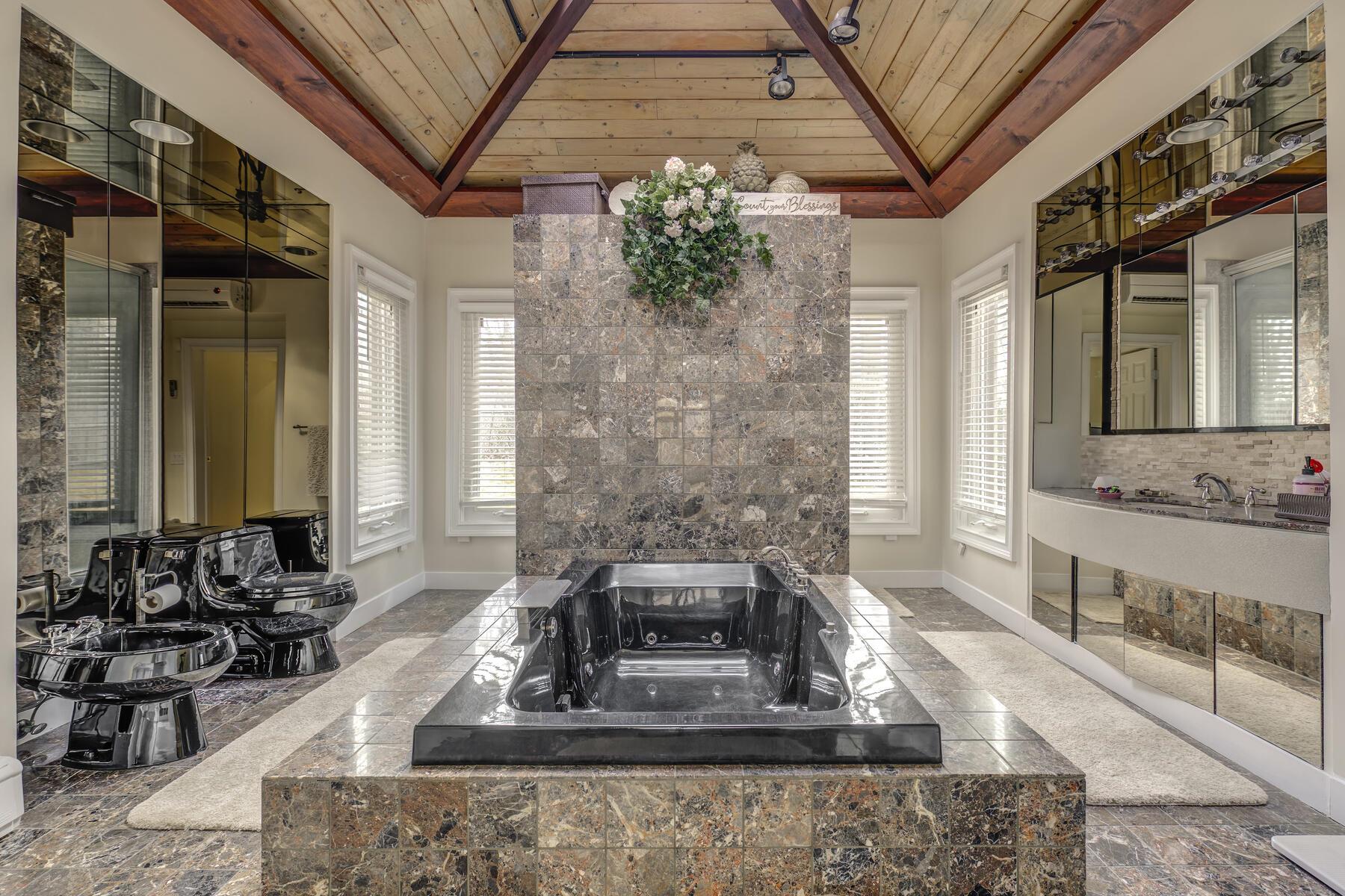 121 Laurel Lane, Laurel Hollow, NY 11791