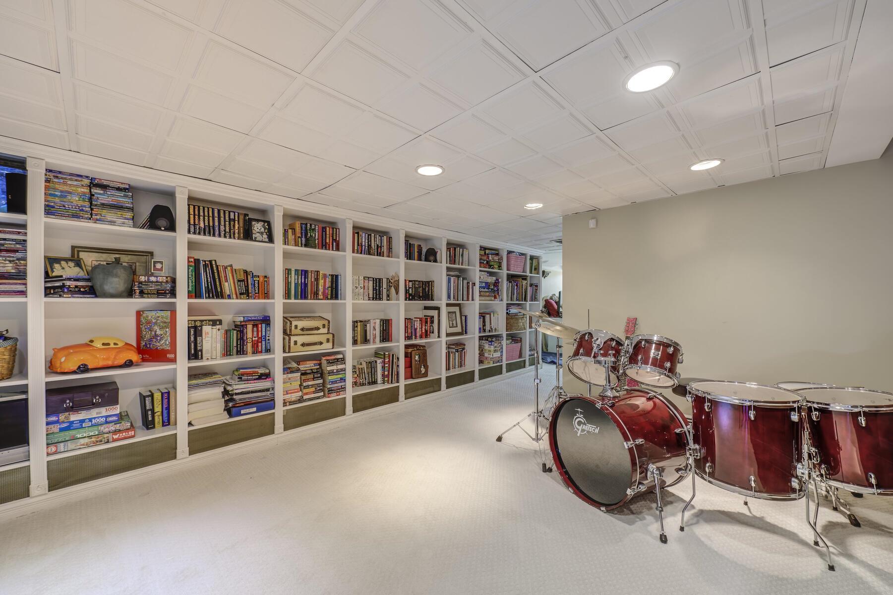 121 Laurel Lane, Laurel Hollow, NY 11791