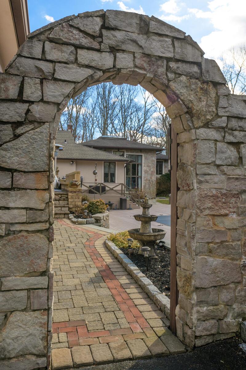 121 Laurel Lane, Laurel Hollow, NY 11791