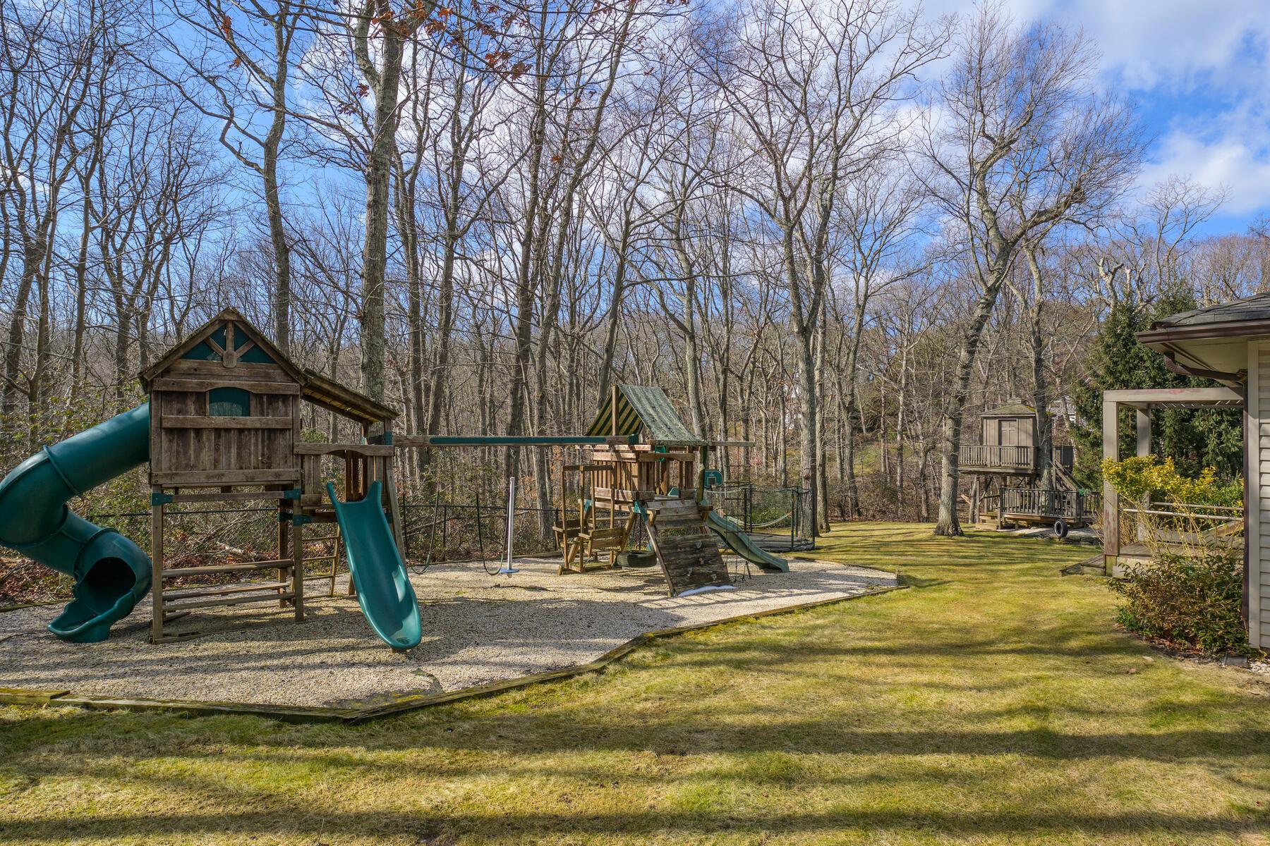 121 Laurel Lane, Laurel Hollow, NY 11791