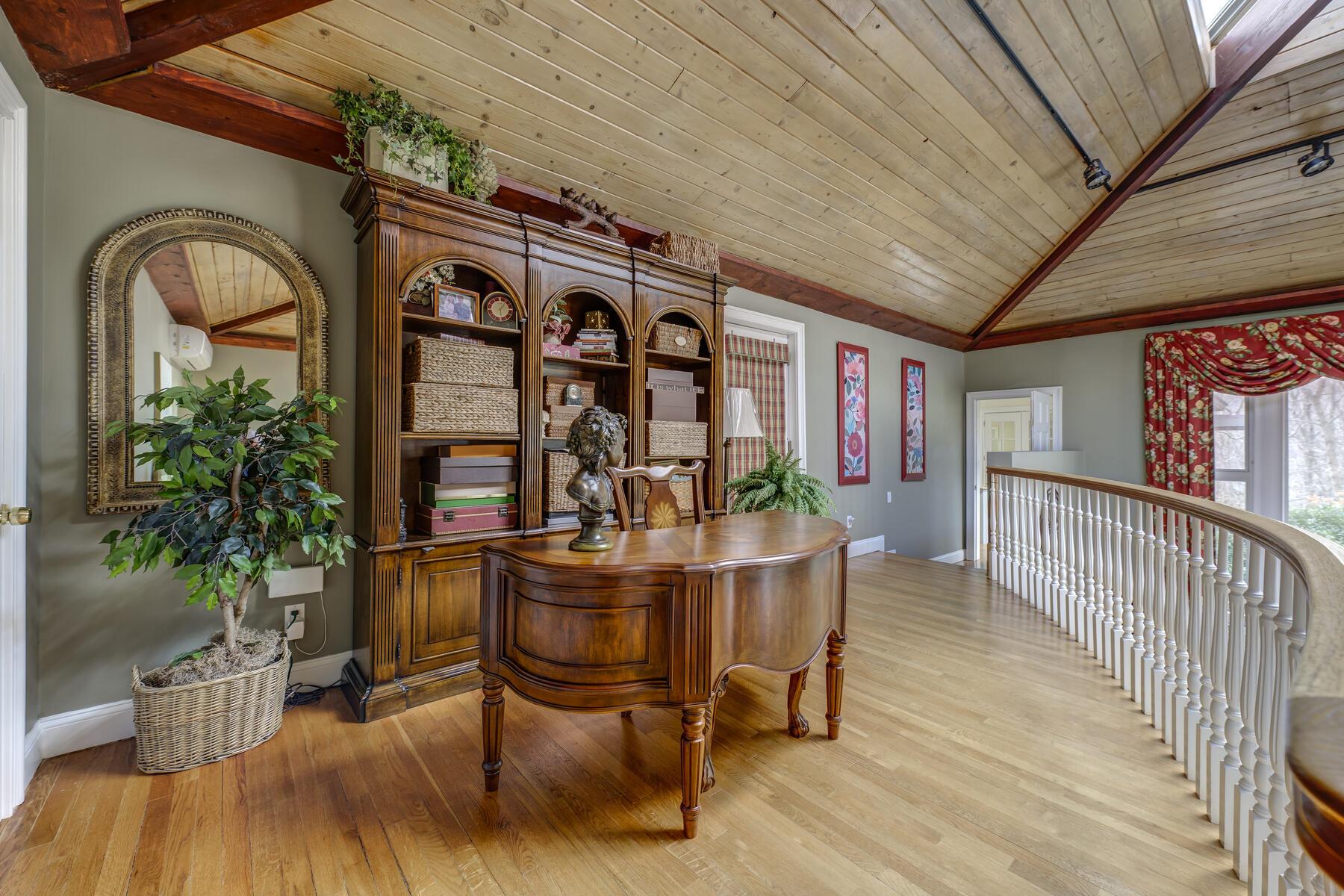 121 Laurel Lane, Laurel Hollow, NY 11791