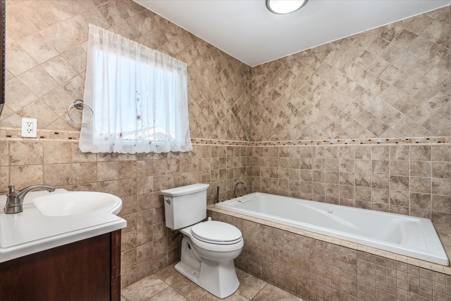 256 Phyllis Drive, Lindenhurst, NY 11757
