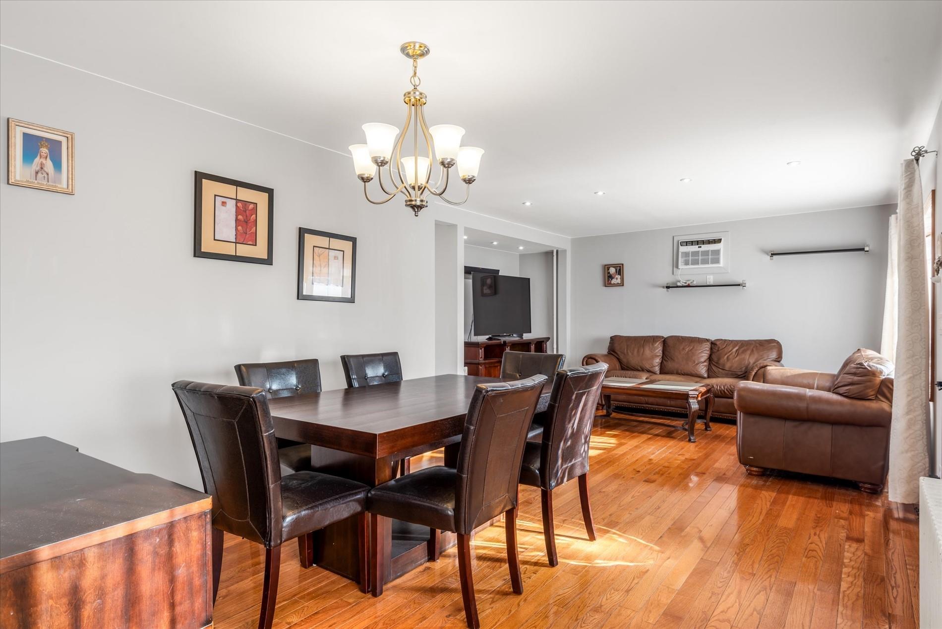 256 Phyllis Drive, Lindenhurst, NY 11757