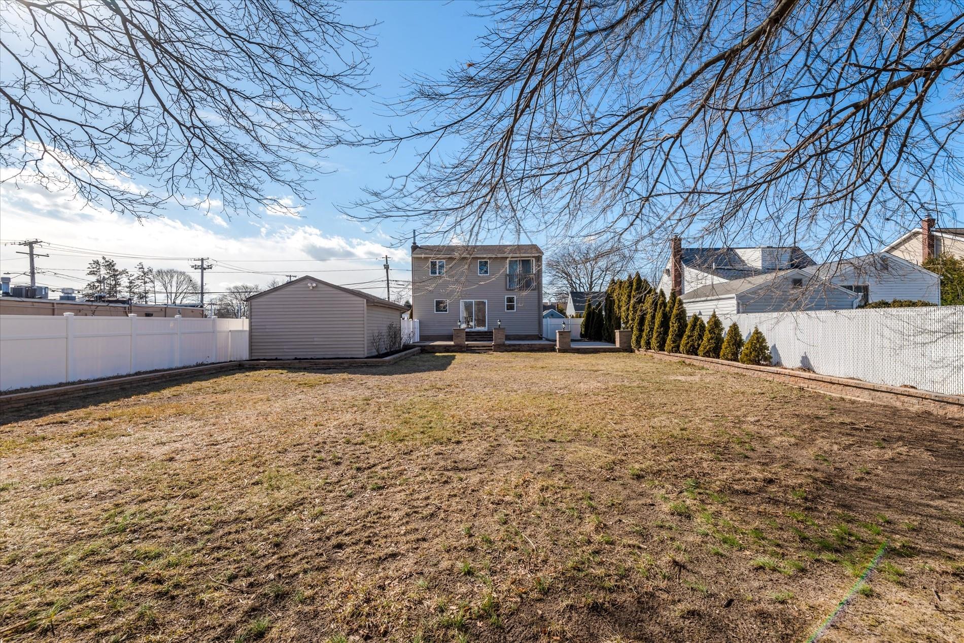 256 Phyllis Drive, Lindenhurst, NY 11757