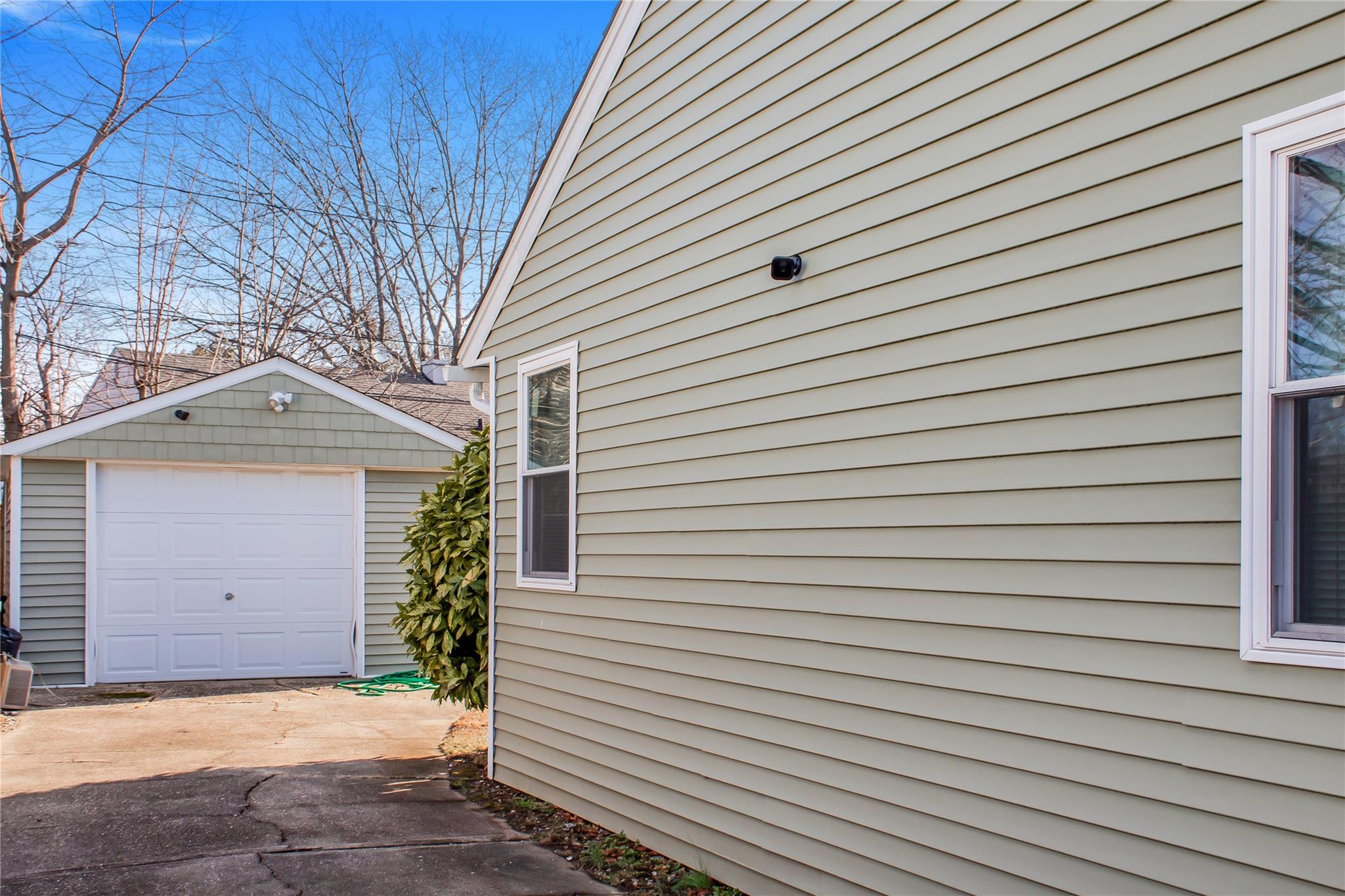40 Somerset Road E, Amityville, NY 11701