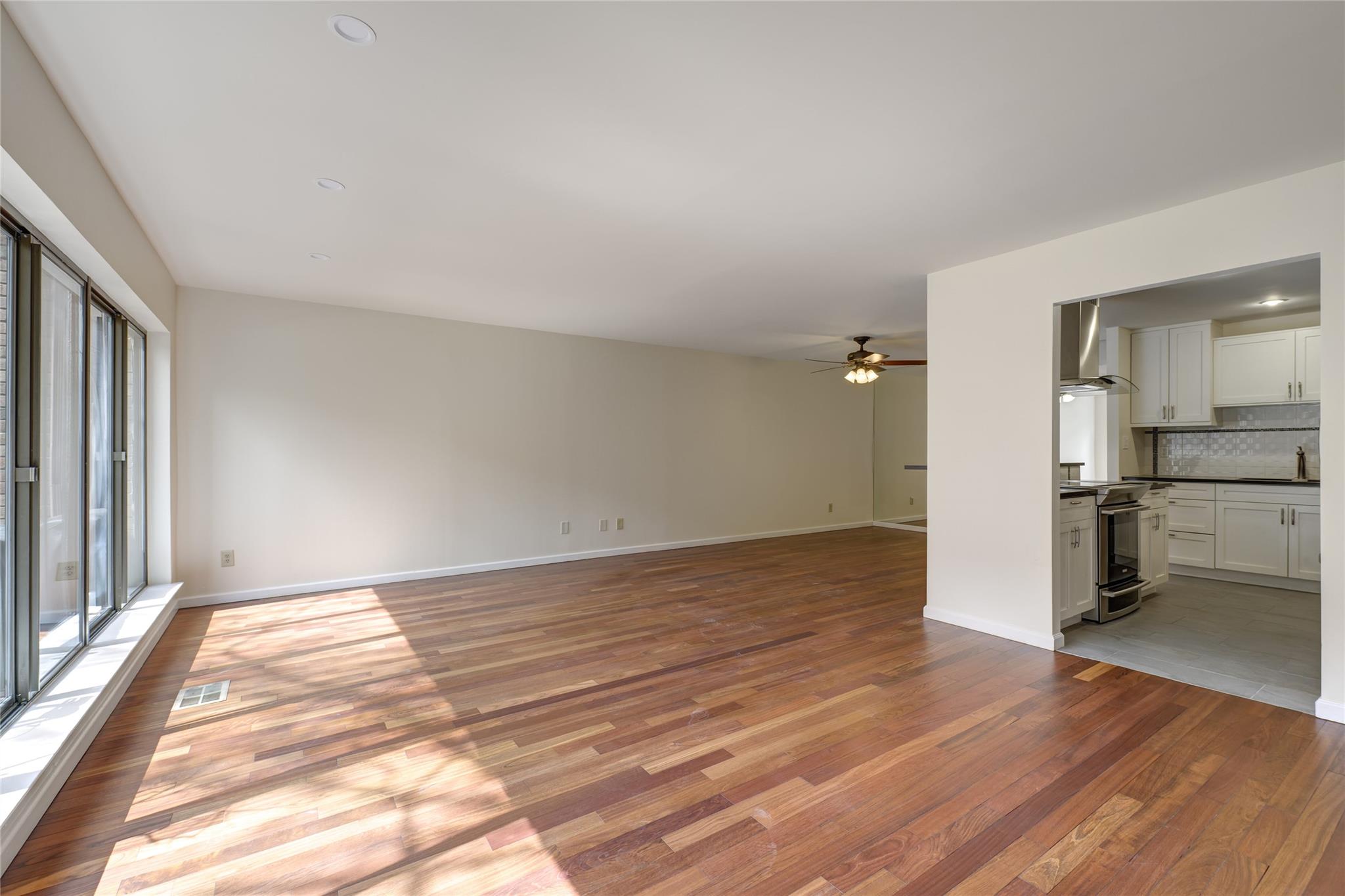 41 Chestnut Hill, Roslyn, NY 11576