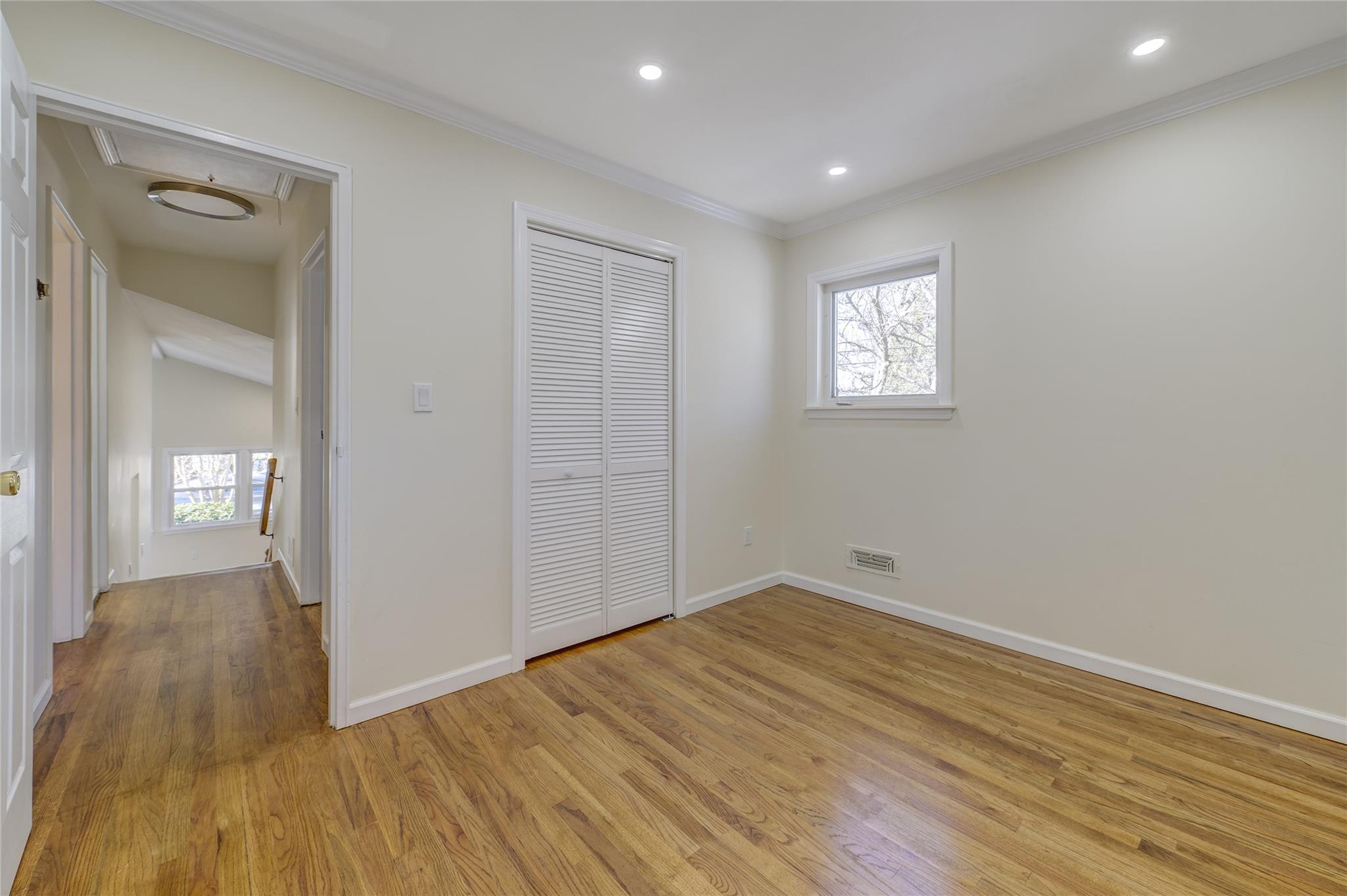 8 Sintsink Drive W, Port Washington, NY 11050