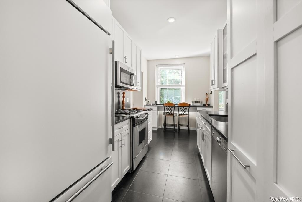 1 Meadow Drive # 3-L, Woodmere, NY 11598