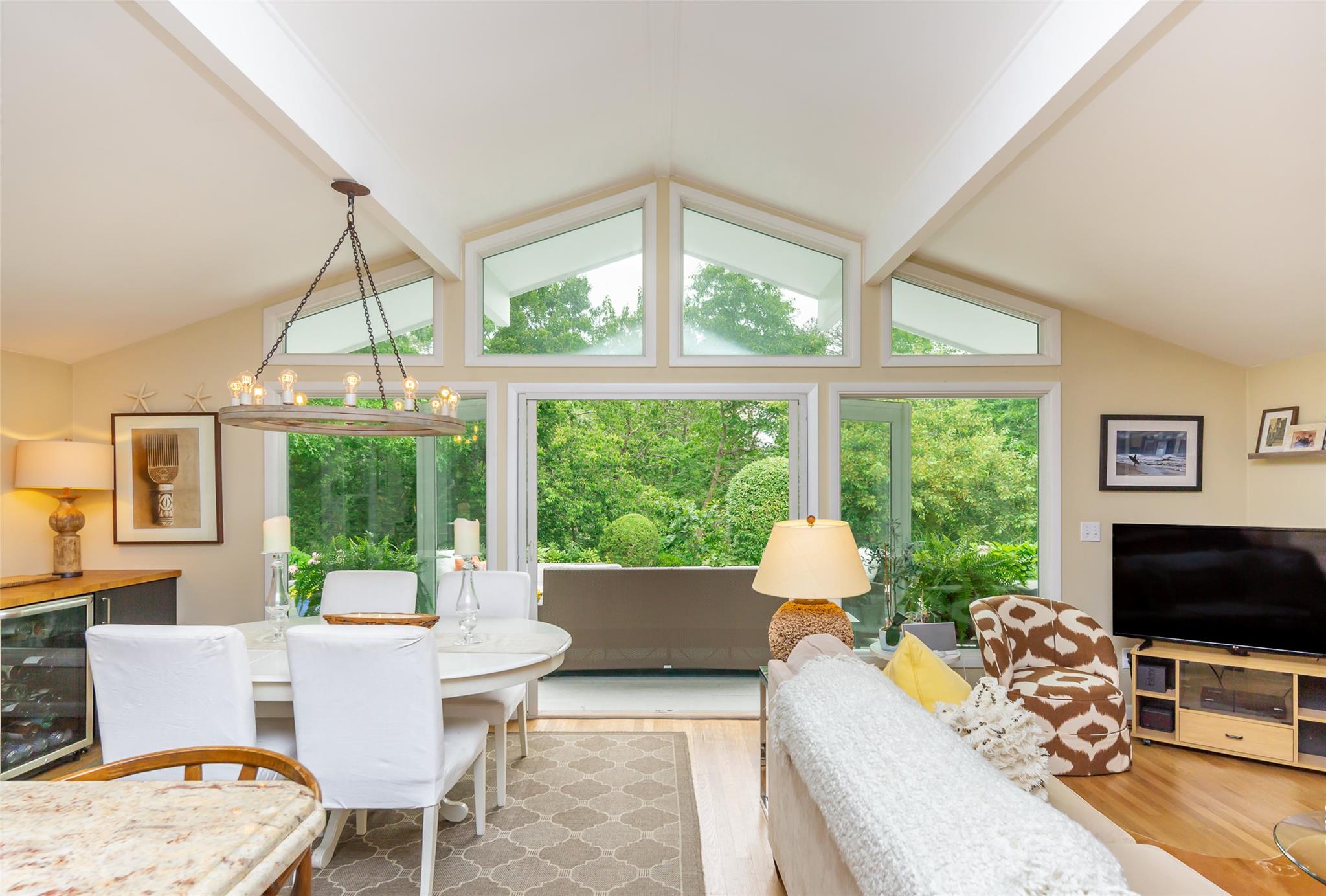 21 Hillover Road E, Hampton Bays, NY 11946