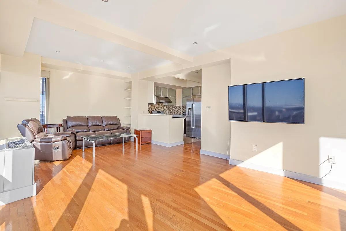 4235 Main Street # 8A, Flushing, NY 11355