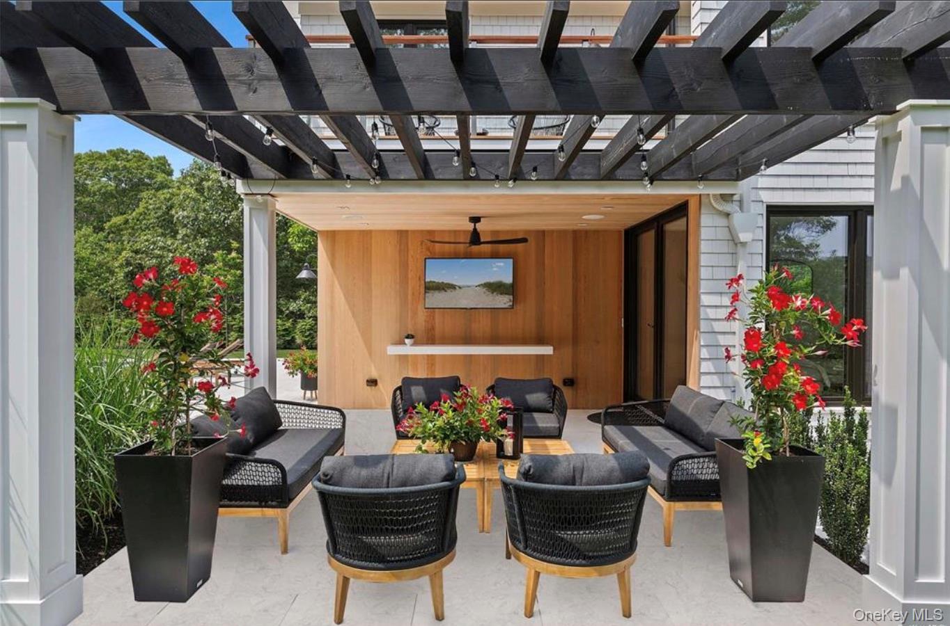 28 Canoe Place Road, Hampton Bays, NY 11946