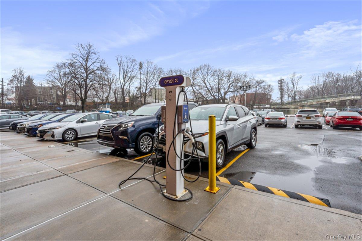 90-50 Union Turnpike # 11L, Glendale, NY 11385