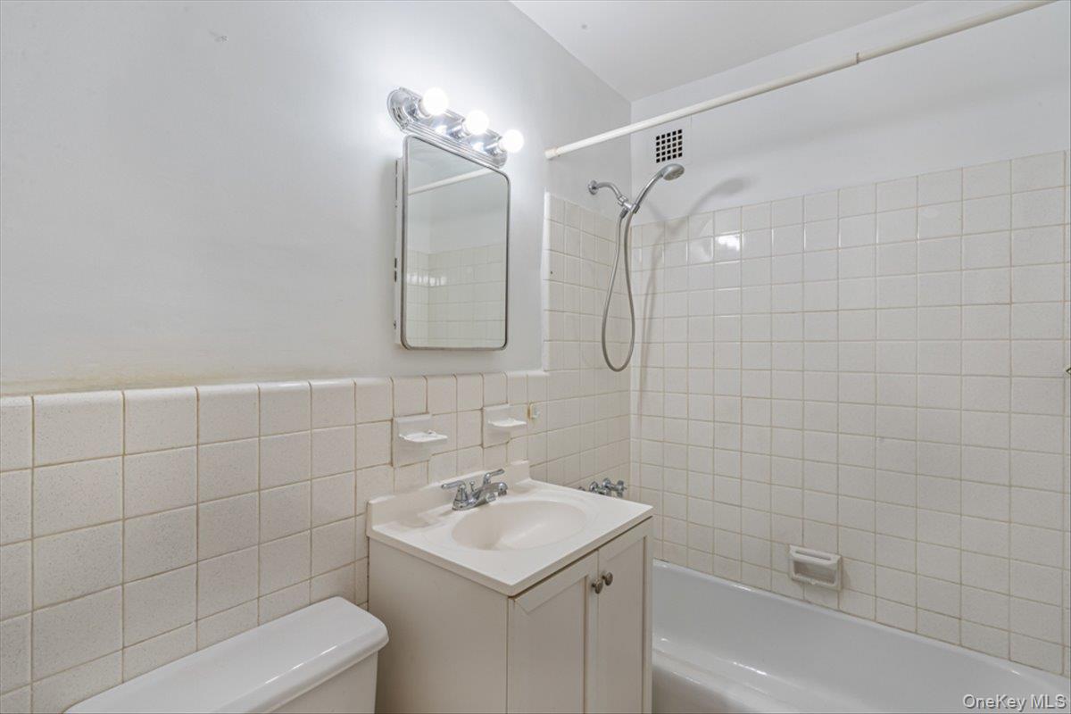 90-50 Union Turnpike # 11L, Glendale, NY 11385