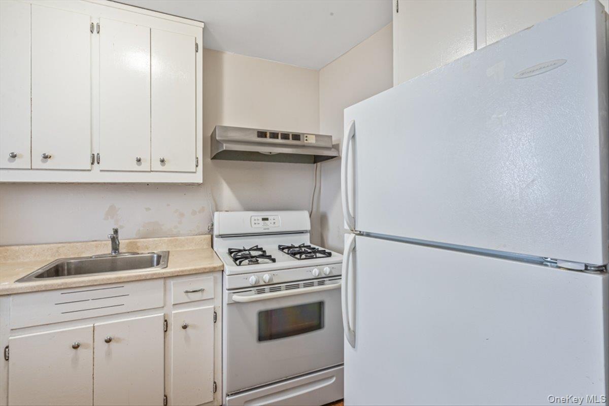 90-50 Union Turnpike # 11L, Glendale, NY 11385