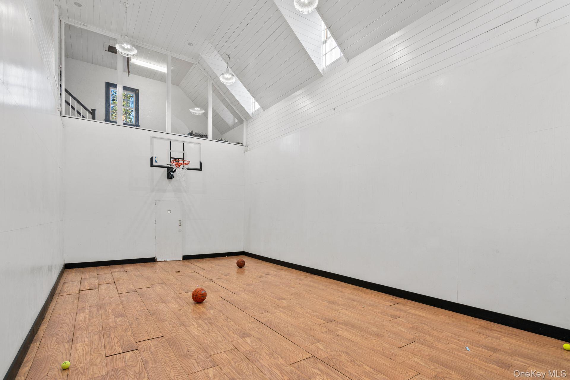 8 Stonegate Lane, Old Brookville, NY 11545