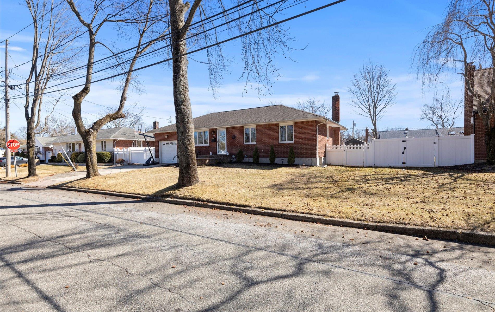 16 Rosalie Place, Commack, NY 11725