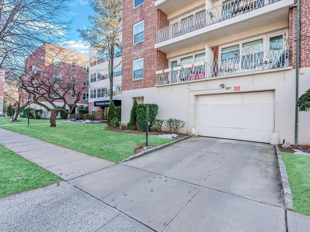 40 Schenck Avenue # 2D, Great Neck, NY 11021